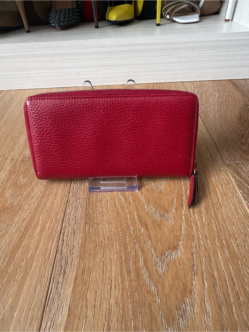 Gucci Red Pebbled Leather Zip Wallet with Gold GG - Picture 2 of 7